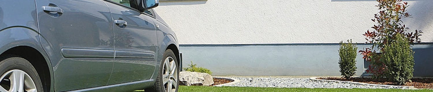 Med gressarmering i betong eller plast, kan du gjøre en gressplen så sterk at du kan parkere bilen din på den uten at den tar skade. Du kan også bruke gressarmering de stedene hvor det er veldig slitt, for eksempel på hagestier, foran uteboden eller ved huskestativet. Med gressarmering i betong eller plast, kan du gjøre en gressplen så sterk at du kan parkere bilen din på den uten at den tar skade. Du kan også bruke gressarmering de stedene hvor det er veldig slitt, for eksempel på hagestier, foran uteboden eller ved huskestativet.